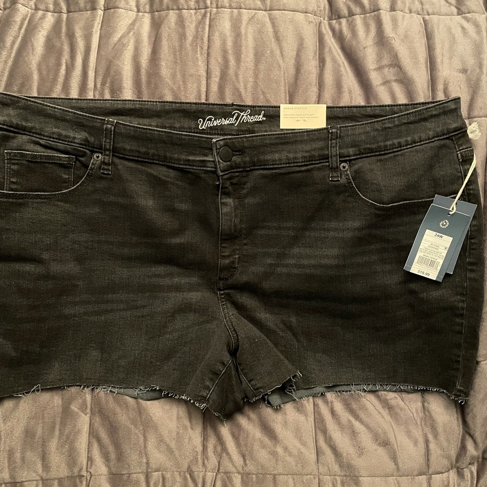 Universal thread women’s midi shorts